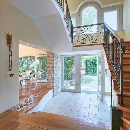 Kapetanova Villa *